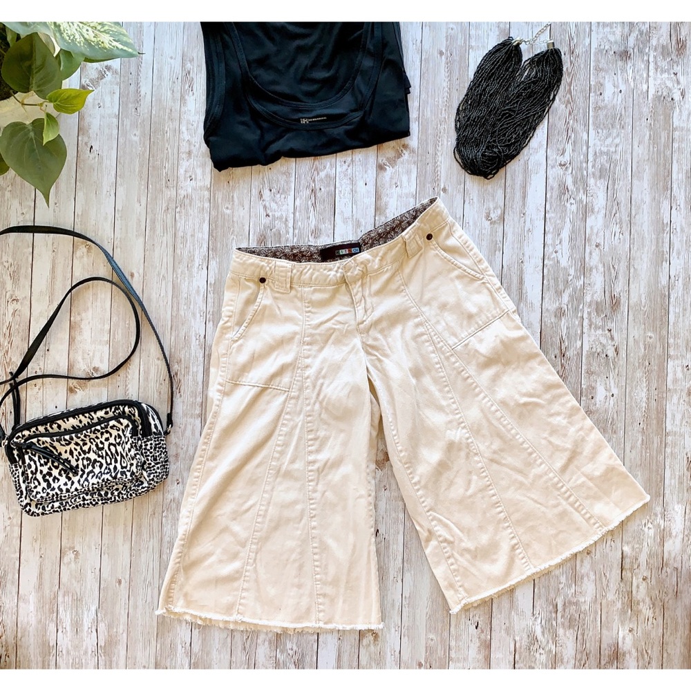 Kitsch size 0 pleated long shorts
